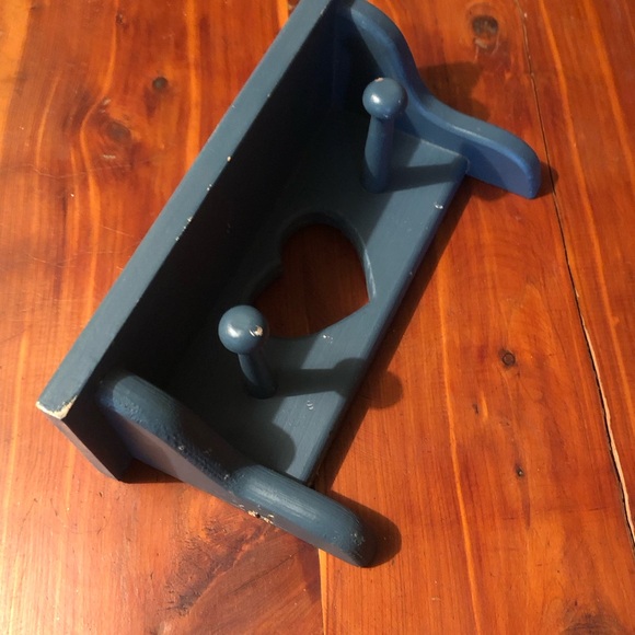 9069 Vintage Rustic Shelf Heart Embellished W 2 Hanging Pegs Painted Blue - Picture 5 of 9